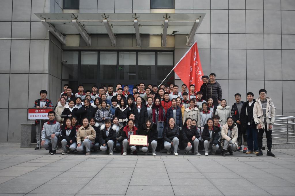 吴老师与全体参赛队员合影留念