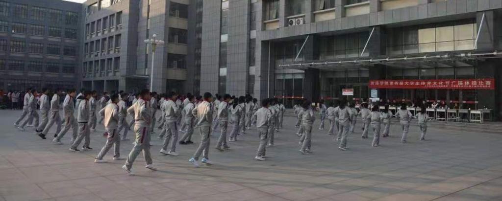 课间操比赛进行中